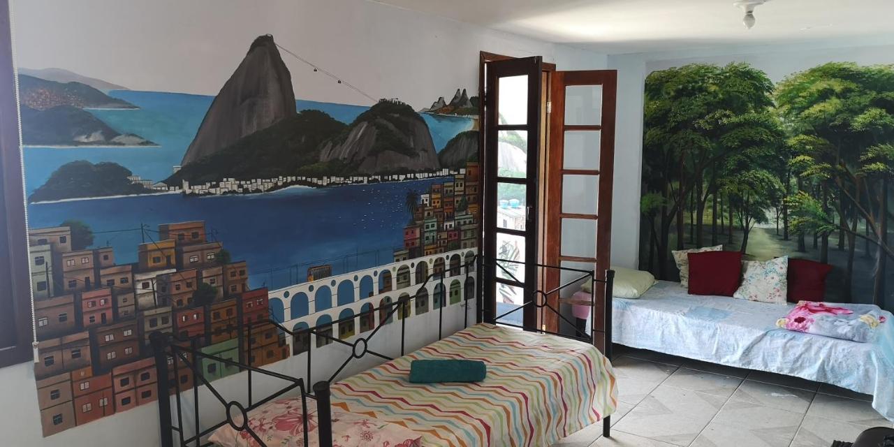 Favelinha Hostal *